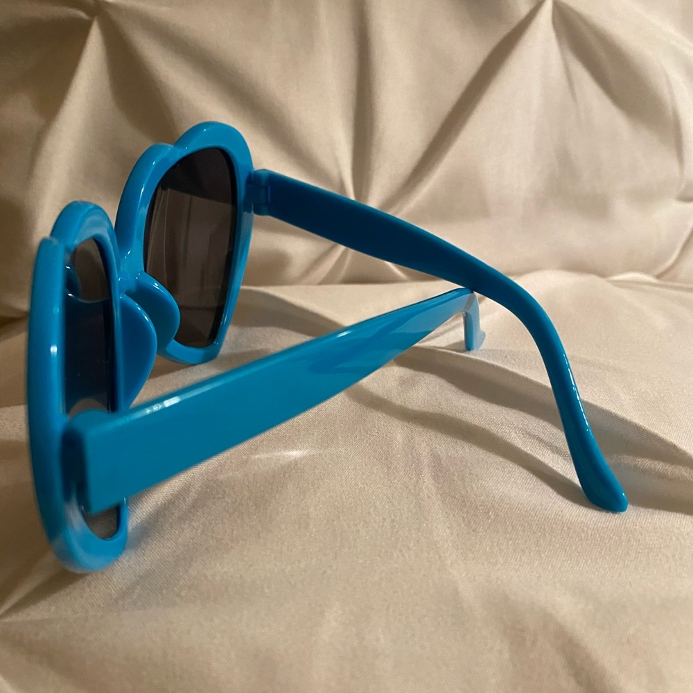 NEW BLUE HEART SUNGLASSES - Picture 3 of 3